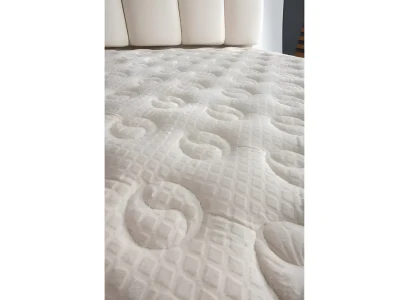 Elegant vit säng med modern madrass