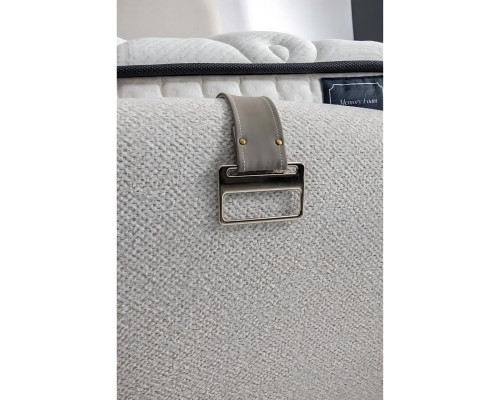 Säng modern vit med klädsel och madrass av trä