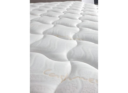 Säng elegant i tyg och trä med madrass