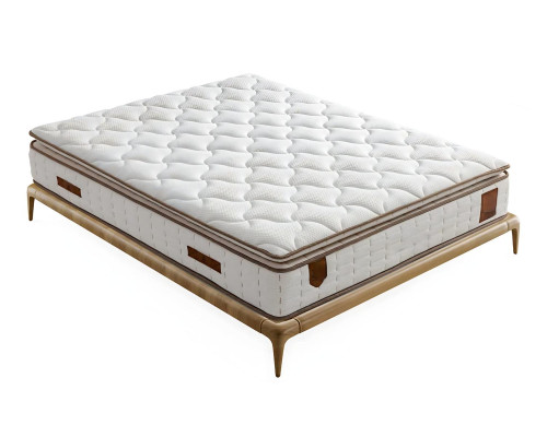 Elegant vit säng med modern madrass