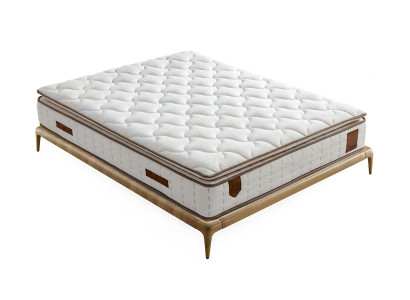 Elegant vit säng med modern madrass