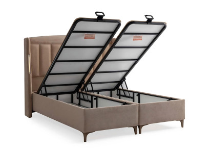 Elegant säng i trä med tyg- och trämatta