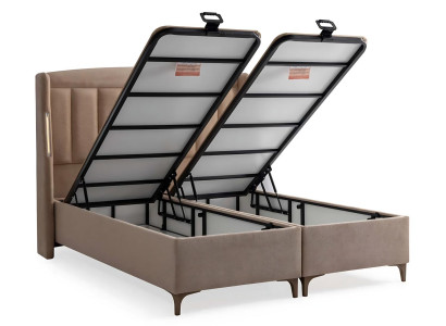 Elegant säng i trä med tyg- och trämatta