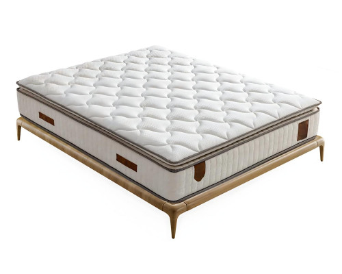 Säng elegant med kuddar i ljusgrått tyg och trä