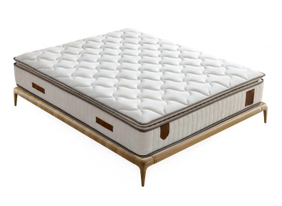 Säng elegant med kuddar i ljusgrått tyg och trä