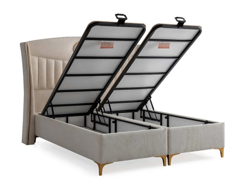 Säng elegant med kuddar i ljusgrått tyg och trä