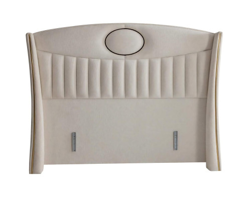 Säng elegant med kuddar i ljusgrått tyg och trä