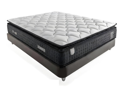 Säng elegant i tyg och trä med madrass