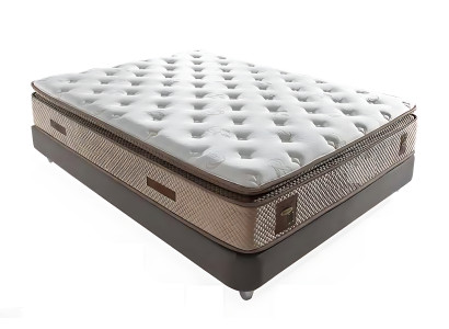 Ljus säng med tyg- och trä-madrass