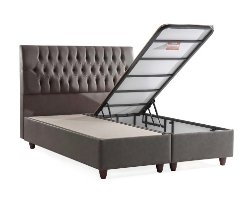 Säng med elegant design och madrass skapar en trevlig atmosfär.