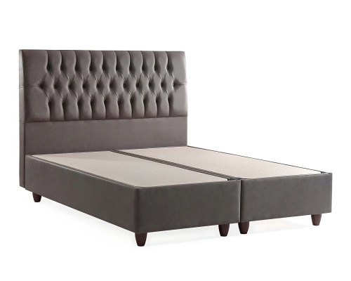 Säng med elegant design och madrass skapar en trevlig atmosfär.