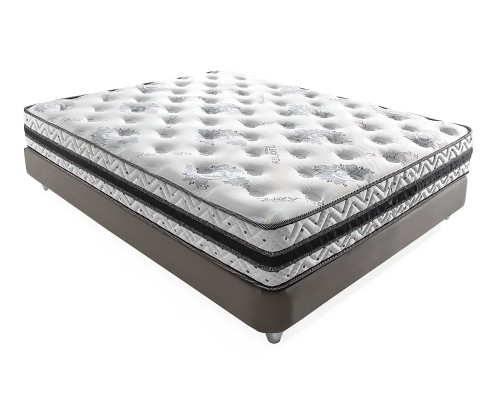 Säng med elegant design och madrass skapar en trevlig atmosfär.