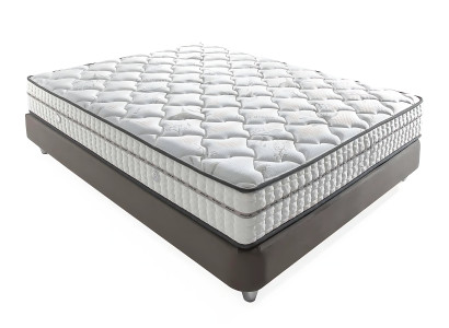 Elegant säng med madrass i modern stil