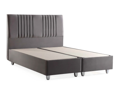 Säng i grått tyg med modern madrass