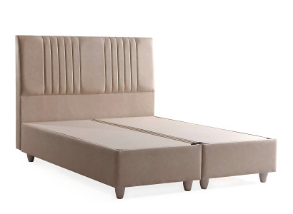 Säng elegant med kuddar i ljusgrått tyg och trä