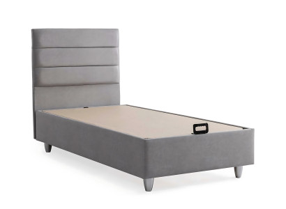 Elegant säng i tyg och trä med madrass