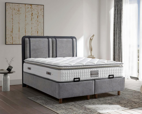 Elegant och stabil säng med madrass som tillför charm till inredningen.