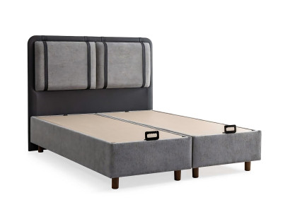 Elegant och stabil säng med madrass som tillför charm till inredningen.