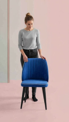 Blau gepolsterter Stuhl mit schwarzen Holzbeinen für Esszimmer helles Modell