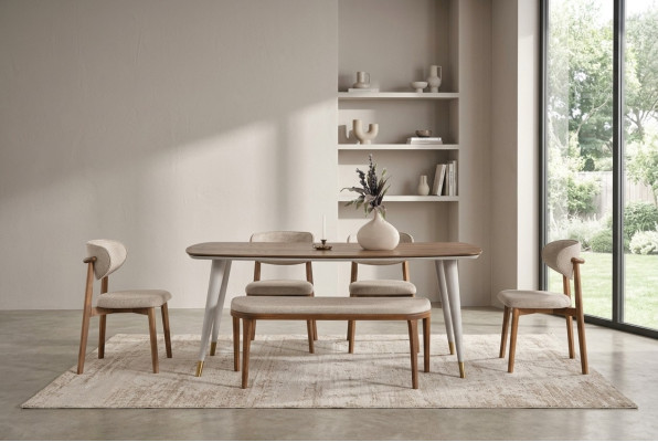 Elegant set bestående av ett matbord och 4 stolar + bänk i beige