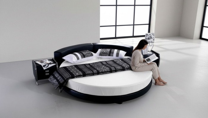 Säng modern svart med eleganta detaljer och bänk