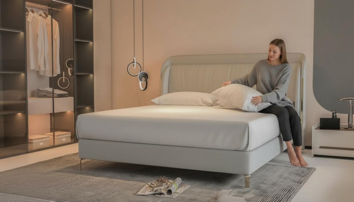 Säng modern lyx med elegant guldhuvud i grått