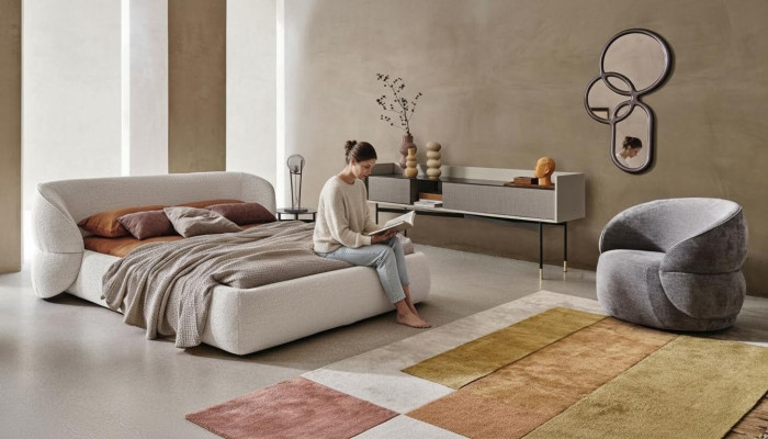 Modern bänk med sängfunktion i elegant grått tyg