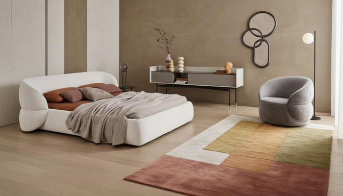 Modern bänk med sängfunktion i elegant grått tyg