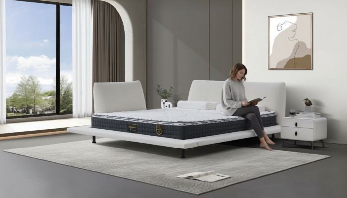 Set av minimalistisk vit sängram med huvudgavel