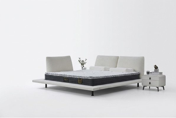 Set av minimalistisk vit sängram med huvudgavel