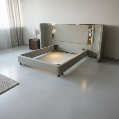 Lyxig design säng i beige med LED-belysning, gyllene struktur och modern huvudgavel