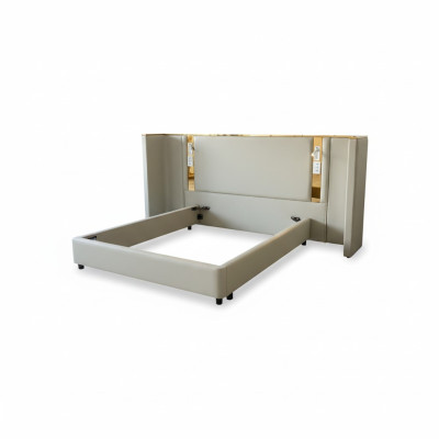 Lyxig design säng i beige med LED-belysning, gyllene struktur och modern huvudgavel