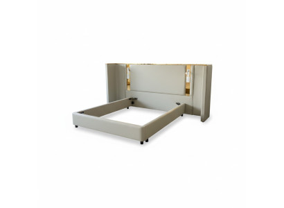 Lyxig design säng i beige med LED-belysning, gyllene struktur och modern huvudgavel