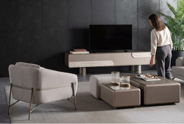 Modern bänk i beige med stol och TV-möbel