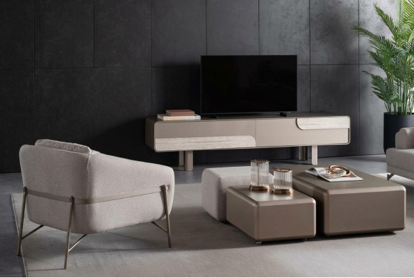 Modern bänk i beige med stol och TV-möbel