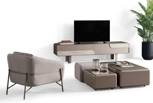 Modern bänk i beige med stol och TV-möbel