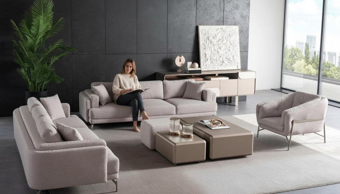 Beige vardagsrumset med modern soffa och fåtölj