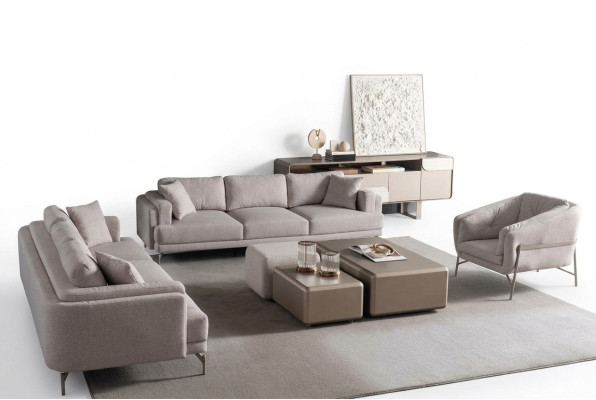 Beige vardagsrumset med modern soffa och fåtölj