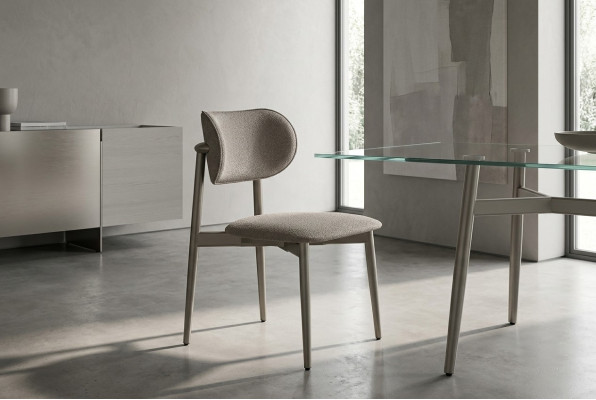 Elegant stol i beige tyg för vardagsrum och matplats