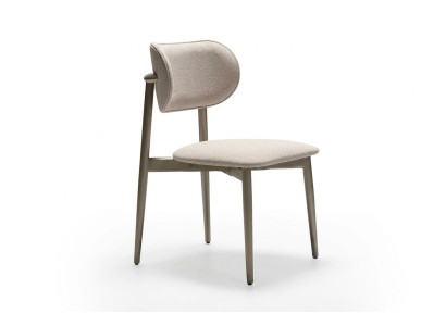 Elegant stol i beige tyg för vardagsrum och matplats