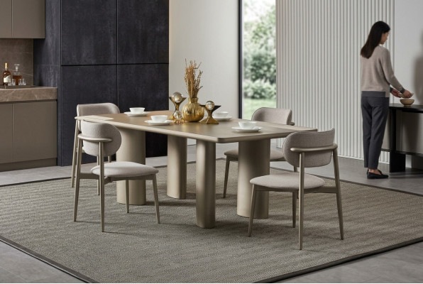 Elegant beige bord med träben och 4 stolar i tyg