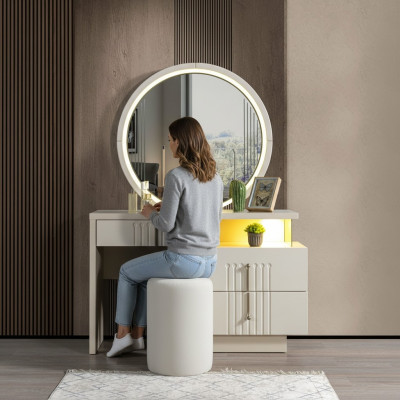 Elegant sminkbord med spegel