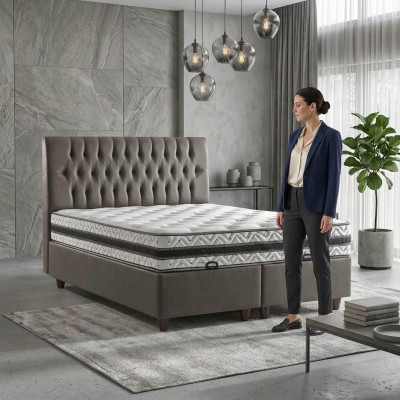 Säng med elegant design och madrass skapar en trevlig atmosfär.